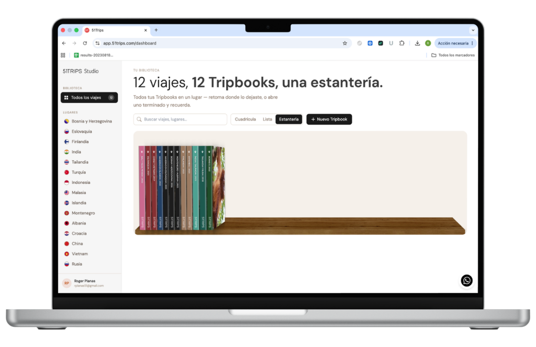 Éditeur 51TRIPS sur un MacBook affichant les dos des TripBooks sur une étagère en bois